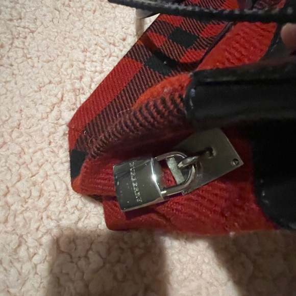 BURBERRY TOTE. FUN FLANNEL DESIGN INCLUDED FOR THE LOCK. Multiple pockets - Picture 5 of 10